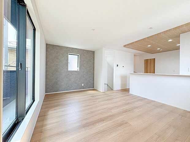 2号棟【LDK 15帖+南向きバルコニー】忙しい朝でも家族揃って食事をしたいゆとりあるダイニングスペース。