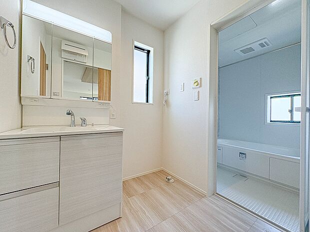 2号棟【脱衣場】脱衣所、洗面所は小さなプライベートスペース。歯磨き、洗顔と毎日施す個人空間。換気も設置して、熱気などを開放して、爽やかなスペースになるように設計されています。