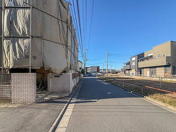 【前面道路5.4帖】車の通行が少ないので、静かな住環境を維持することができます。