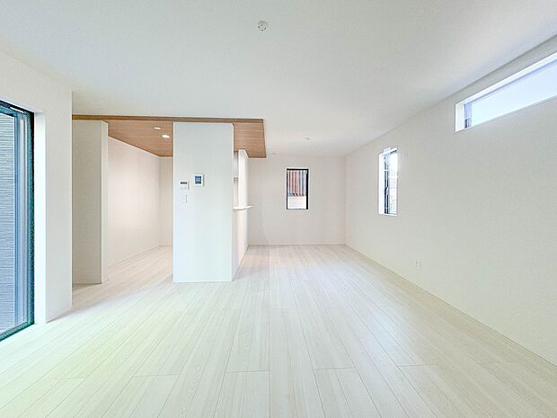 【LDK18.21帖+対面キッチン】明るく開放的な空間が広がるLDK。