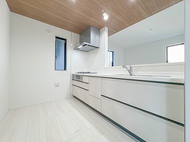 【キッチン】ナチュラルな自然光の中での調理。会話が弾む対面型キッチン。お洒落な食器類を余裕で収納できるスペース。動きやすい女性目線のキッチン動線。これからはお料理をつくる時間が劇的に変わりま…