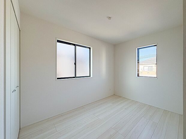 【子供部屋】お子様のお部屋にぴったりなクロークを備えたフローリング仕様の洋室です。