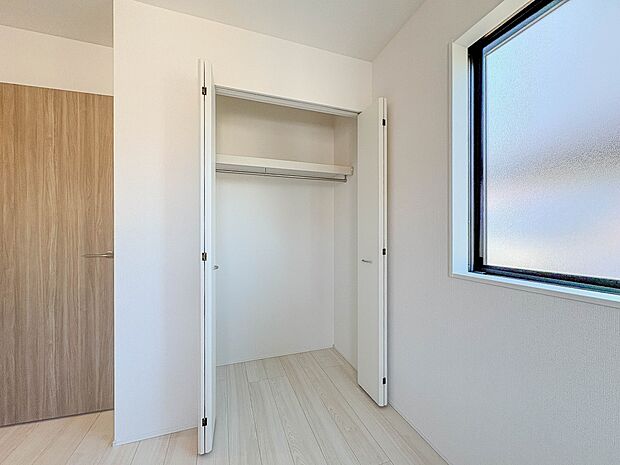 【CL(クローゼット)】 壁面クローゼットのメリットは、衣類が横一列に並ぶためひと目で洋服が選びやすいこと。衣類をたくさんお持ちの方も、限られたスペース内に無理なく収納することができます。…