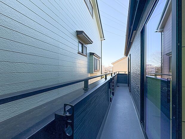 【バルコニー】バルコニーから差し込む陽光・通風は、住環境・快適性と共に有り続ける貴重な「財産」です。