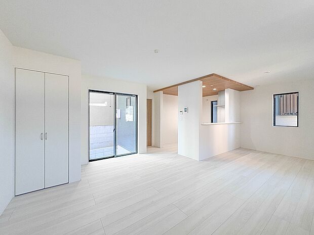 【LDK18.21帖+対面キッチン】シンプルなデザインの家は風情がある。住む人のこだわりを感じる。外観も内装もいたってシンプル。居心地がよく、家事や趣味、子育てなどにも集中できる。家も人間も…