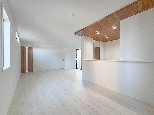 【LDK18.21帖＋対面キッチン】木の温もりがやさしいフローリング仕様。明るく広々としたダイニングはとても快適な空間です。