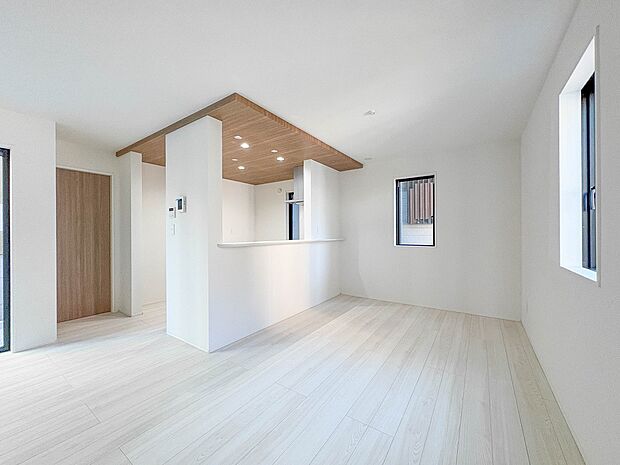 【LDK18.21帖+対面キッチン】忙しい朝でも家族揃って食事をしたいゆとりあるダイニングスペース。