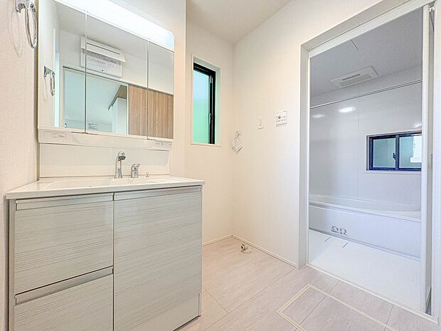 【脱衣所】洗面所は小さなプライベートスペース。歯磨き、洗顔と毎日施す個人空間。