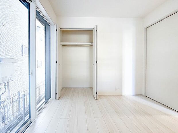 【寝室】シンプルな内装はおしゃれのポイントです。シンプルは華美より飽きがこないからです。色や模様でおしゃれ感をだす。それがシンプルイズビューティーです。