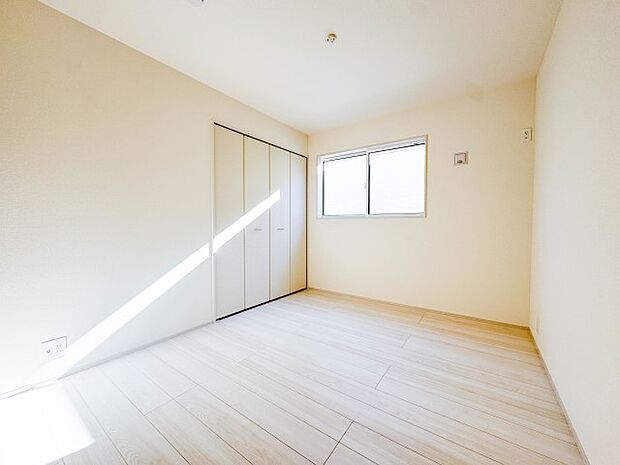 【子供部屋】お子様のお部屋にぴったりなクロークを備えたフローリング仕様の洋室です。