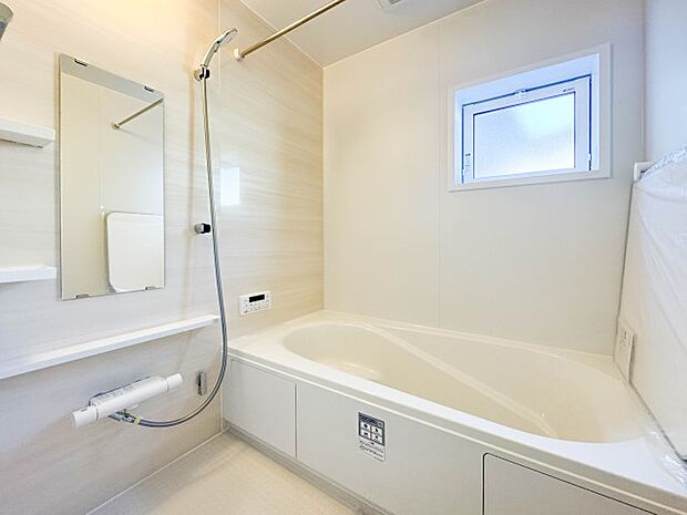 【浴室】きっとあなたのバスタイムも単なる習慣から特別な時間に変わるはず。一日の汚れとともに疲れを洗い流し、眠りに就く前の大事なリラックスタイムを演出