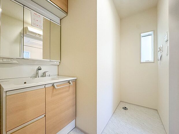 【三面鏡洗面化粧台】 ミラーを手前に引けば、楽な姿勢で髭剃りやメイクができます。合わせ鏡にすればヘアスタイルのチェックもラクラク。洗面化粧台のミラー裏にはたっぷり入る収納スペースを設けてい…