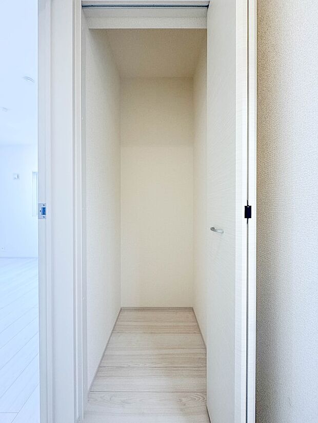 【収納】壁面クローゼットのメリットは、衣類が横一列に並ぶためひと目で洋服が選びやすいこと。衣類をたくさんお持ちの方も、限られたスペース内に無理なく収納することができます。