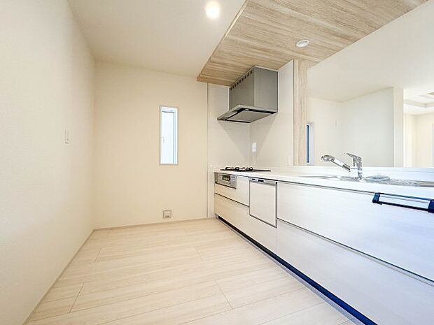 【ダイニングキッチン】ナチュラルな自然光の中での調理。お洒落な食器類を余裕で収納できるスペース。動きやすい女性目線のキッチン動線。これからはお料理をつくる時間が劇的に変わります。