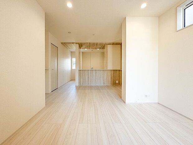 【ダイニング】忙しい朝でも家族揃って食事をしたいゆとりあるダイニングスペース。