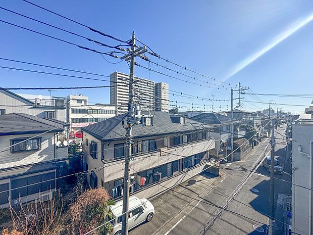 【3階バルコニーからの眺望】周辺は同じ高さの物件が多いため、圧迫感は少ないです。