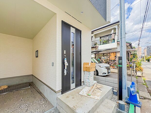 【玄関】家の顔となる玄関は、高いデザイン性が求められます。高級感と断熱性、防犯性に優れた玄関ドアを標準装備。ピッキング対策のセキュリティサムターン等、防犯に考慮しました。