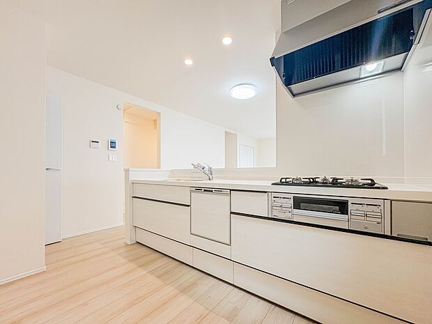 【キッチン】ナチュラルな自然光の中での調理。会話が弾む対面型キッチン。お洒落な食器類を余裕で収納できるスペース。動きやすい女性目線のキッチン動線。これからはお料理をつくる時間が劇的に変わりま…