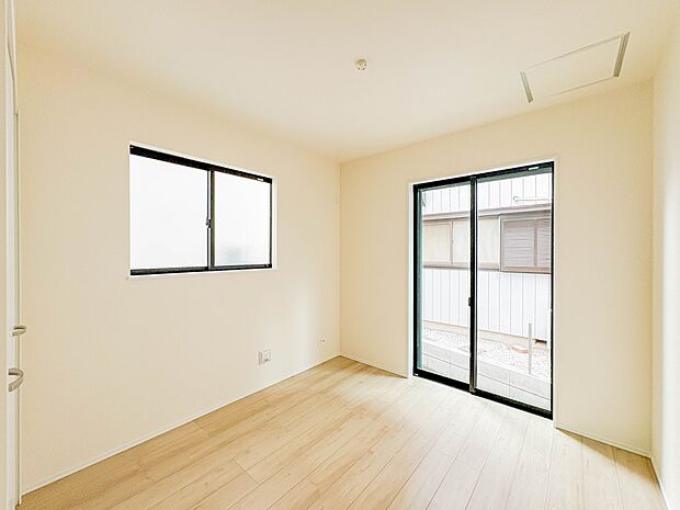 【寝室】シンプルな内装はおしゃれのポイントです。シンプルは華美より飽きがこないからです。色や模様でおしゃれ感をだす。それがシンプルイズビューティーです。