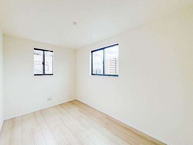 【子供部屋】お子様のお部屋にぴったりなクロークを備えたフローリング仕様の洋室です。