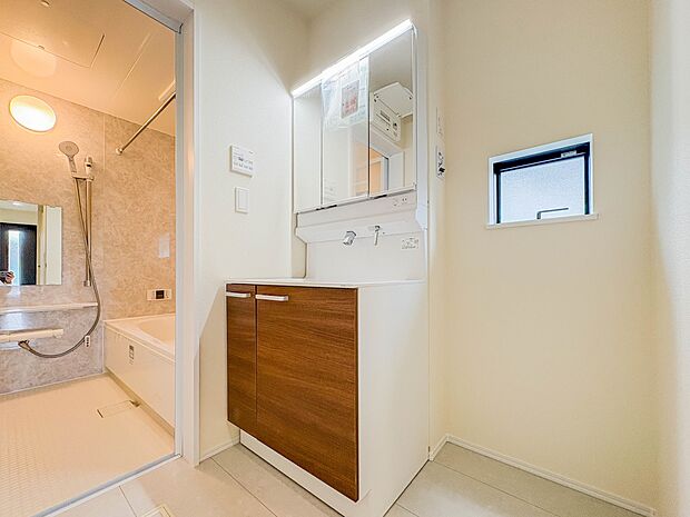 【洗面台】 十分な大きさの洗面台は、身だしなみチェックや歯磨きなど、朝の慌ただしい時間でもホテルライクなスペースで余裕とゆとりを感じて頂けます。