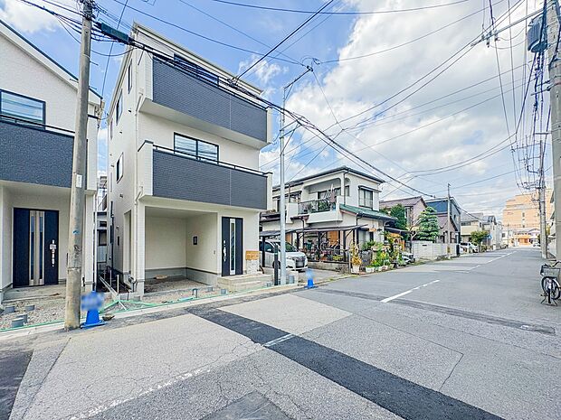 【外観】家族の温かさと陽光の暖かさ、楽しい毎日と明るい未来を予感させる「空間が織り成すひとつ先の住み心地」を演出します。