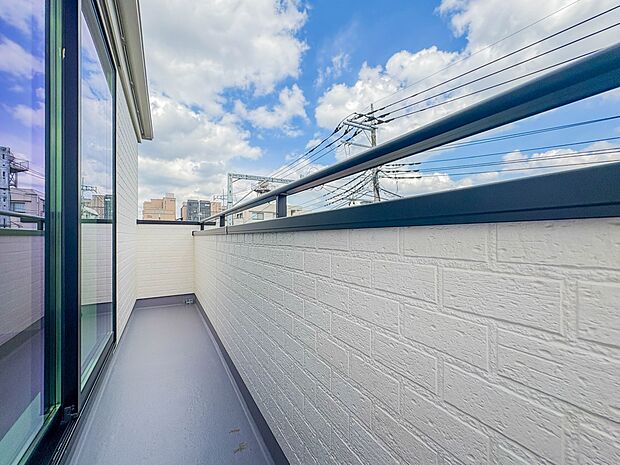 【バルコニー】  バルコニーから差し込む陽光・通風は、住環境・快適性と共に有り続ける貴重な「財産」です。