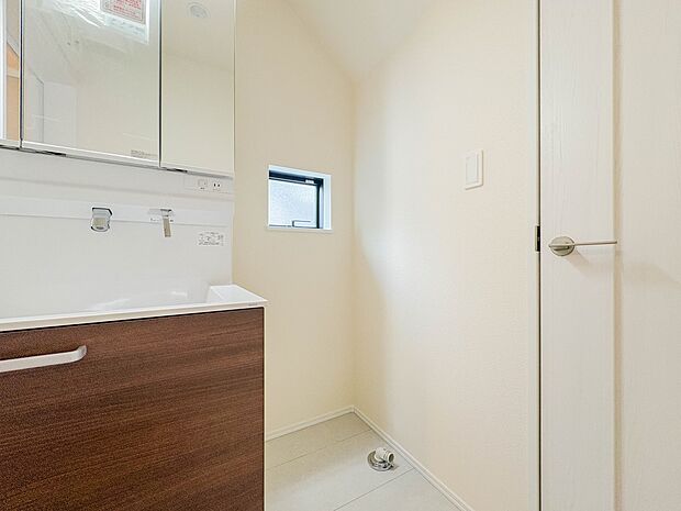 【ランドリースペース】毎日使う洗濯機。しっかりと奥行きのある置き場が確保されています。