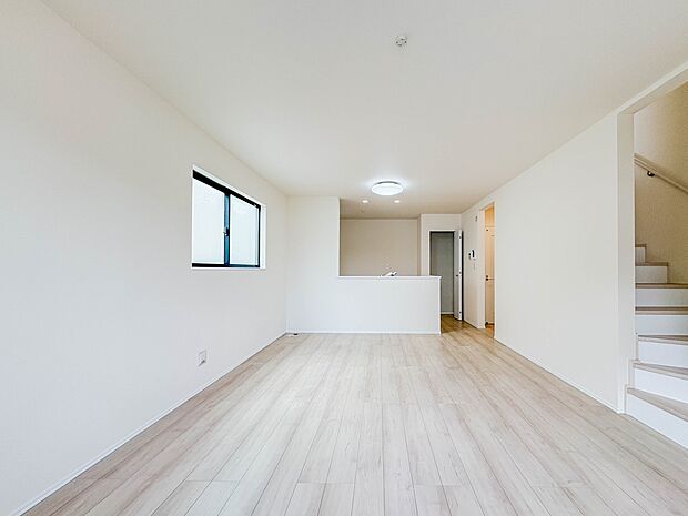 【リビングダイニング】シンプルなデザインの家は風情がある。住む人のこだわりを感じる。外観も内装もいたってシンプル。居心地がよく、家事や趣味、子育てなどにも集中できる。家も人間も熟成するほどシ…