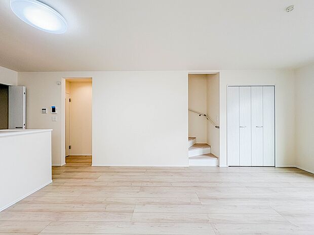 【ダイニング】忙しい朝でも家族揃って食事をしたいゆとりあるダイニングスペース。