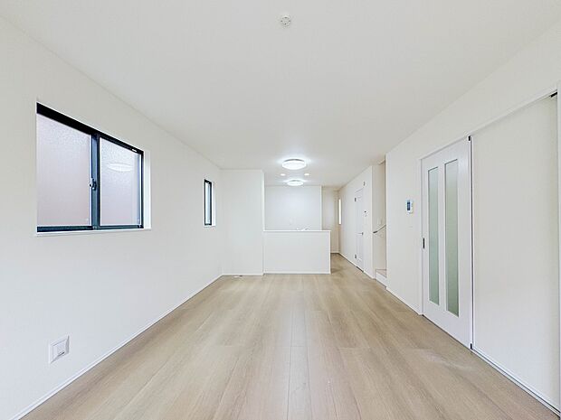 【リビング】 整然とした空間演出、快適な理想の暮らしの実現は家のみの拘りではなく、そこで暮らす方々にとって素敵な環境であることも挙げられると思います。四季折々の変化が奏でる鼓動を楽しんで下…