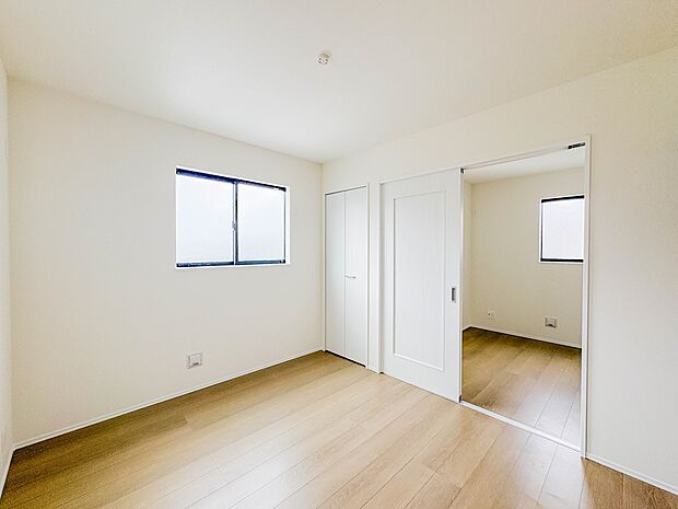 【子供部屋】お子様のお部屋にぴったりなクロークを備えたフローリング仕様の洋室です。