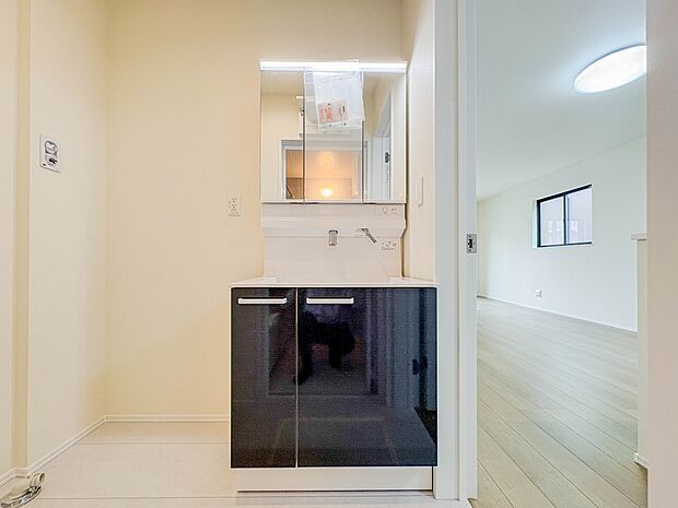 【洗面台】 十分な大きさの洗面台は、身だしなみチェックや歯磨きなど、朝の慌ただしい時間でもホテルライクなスペースで余裕とゆとりを感じて頂けます。