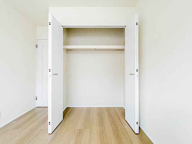 【WIC(ウォークインクローゼット)】 たくさんの洋服をかけてもシワになりにくいウォークインクローゼット。洋服以外にも、普段使わない家電やスーツケース、ストック品など何でも片付く嬉しい空間…