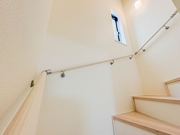 【階段】手すりがないと階段の昇り降りで危険なことはもちろん、壁に手をつきながら歩くことで壁紙が汚れやすくなります。すべての方に快適に昇り降りしていただくため、手すりを設置しました。