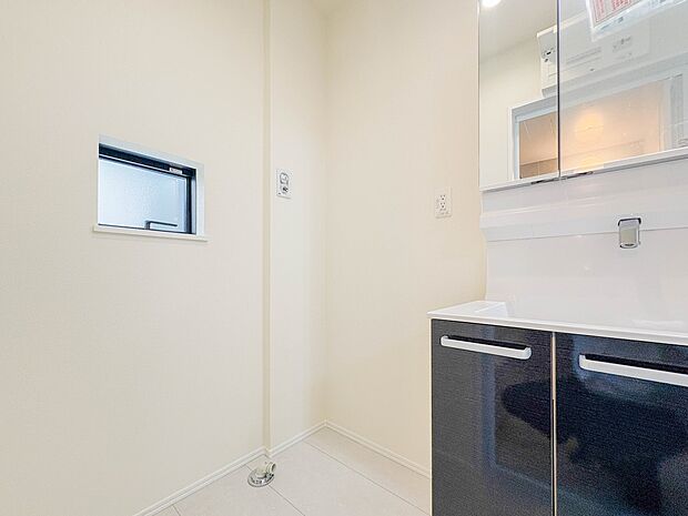 【ランドリースペース】毎日使う洗濯機。しっかりと奥行きのある置き場が確保されています。