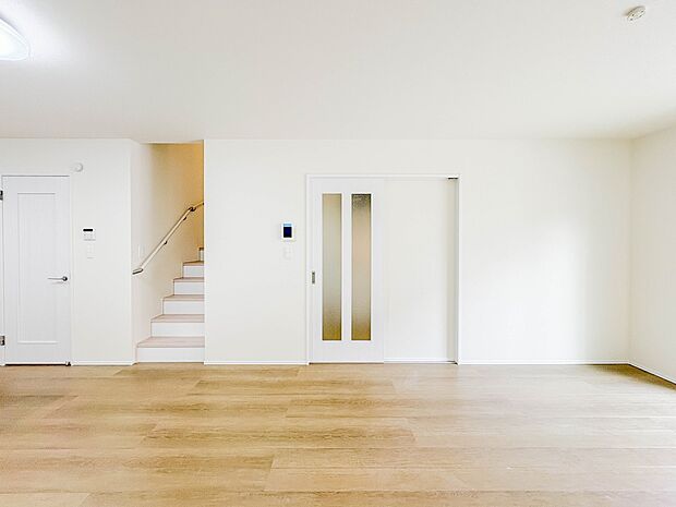 【ダイニングキッチン】会話でホッとコミュニケーションできるリビング。料理でホッとハピネスになるキッチンなど。人をホッとさせる最新設備・仕様を採用しています。