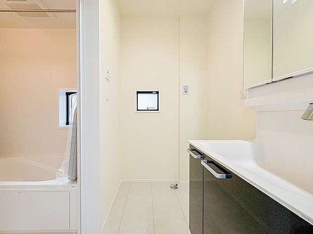 【脱衣所】洗面所は小さなプライベートスペース。歯磨き、洗顔と毎日施す個人空間。