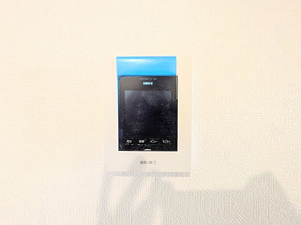 【TVモニター付インターホン】 来訪者の様子を室内TVモニターでチェック。対応したくないセールスを断りやすく、子どもに留守番をさせるときも安心。不在時の来訪者を録画でき、犯罪抑止効果も期待…