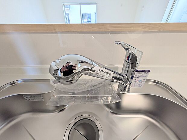 【浄水器一体型混合水栓】一つの蛇口で「原水(水道水)」「シャワー」「浄水」を切り替えられる、浄水器を内蔵した混合水栓です。浄水は、水栓本体の首部分に付属のカートリッジをセットして使用します。…