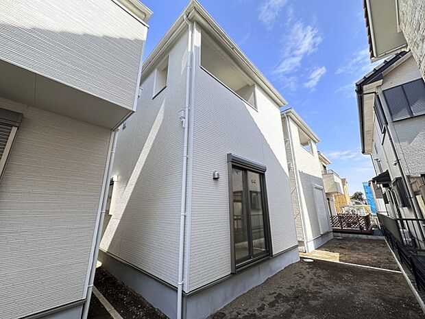 【駐車場】ゆったりとした駐車スペースを確保。大きめのお車でもOK。