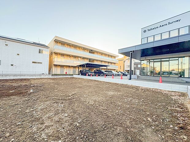 【玄関】家の顔となる玄関は、高いデザイン性が求められます。高級感と断熱性、防犯性に優れた玄関ドアを標準装備。ピッキング対策のセキュリティサムターン等、防犯に考慮しました。