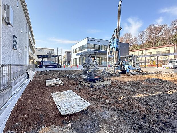 【外観】堂々たる趣ながら、主張し過ぎずどこか余裕を感じさせるシャープなフォルムで佇む邸宅は、晴天の空と照らし合わせる事で、本来あるべき完成形の姿を見せてくれます。