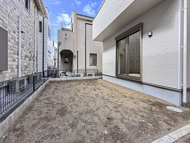 【駐車場】ゆったりとした駐車スペースを確保。大きめのお車でもOK。