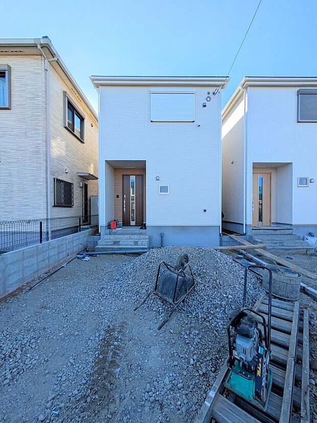 玄関へのアプローチ。居住者の帰り、訪れる方を優しく迎える・安らぎに満ちた生活空間を予感させる。健やかな暮らしを楽しめそう。