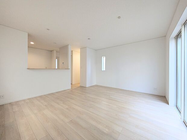 【リビング】  整然とした空間演出、快適な理想の暮らしの実現は家のみの拘りではなく、そこで暮らす方々にとって素敵な環境であることも挙げられると思います。四季折々の変化が奏でる鼓動を楽しんで下…