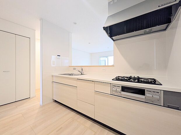 【キッチン】リビングにいるお子様と会話をしながら家事ができるカウンターキッチン