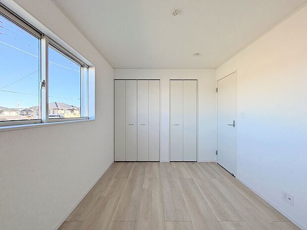 【子供部屋】お子様のお部屋にぴったりなクロークを備えたフローリング仕様の洋室です。