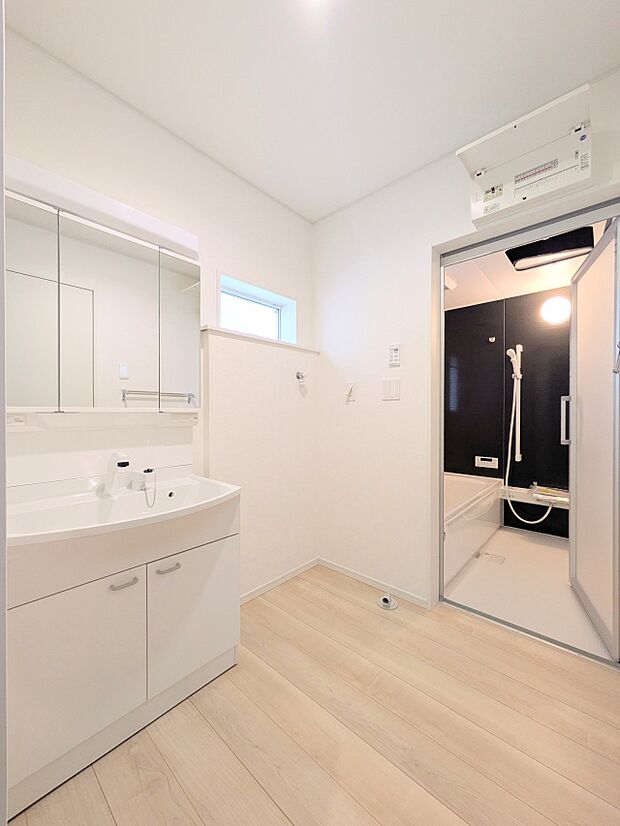 【洗面台】 十分な大きさの洗面台は、身だしなみチェックや歯磨きなど、朝の慌ただしい時間でもホテルライクなスペースで余裕とゆとりを感じて頂けます。