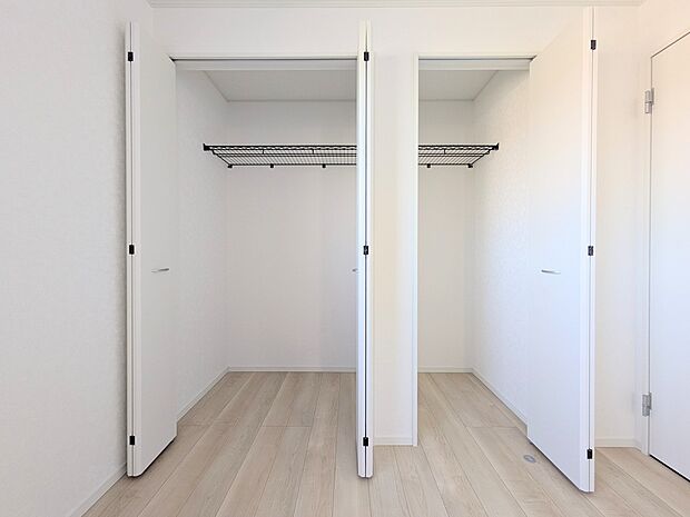 各所に配置された収納スペースは、洋服や小物はもちろんのこと、掃除機や日用予備品・お子様のおもちゃなど様々な物を収納して頂ける便利なスペースです。